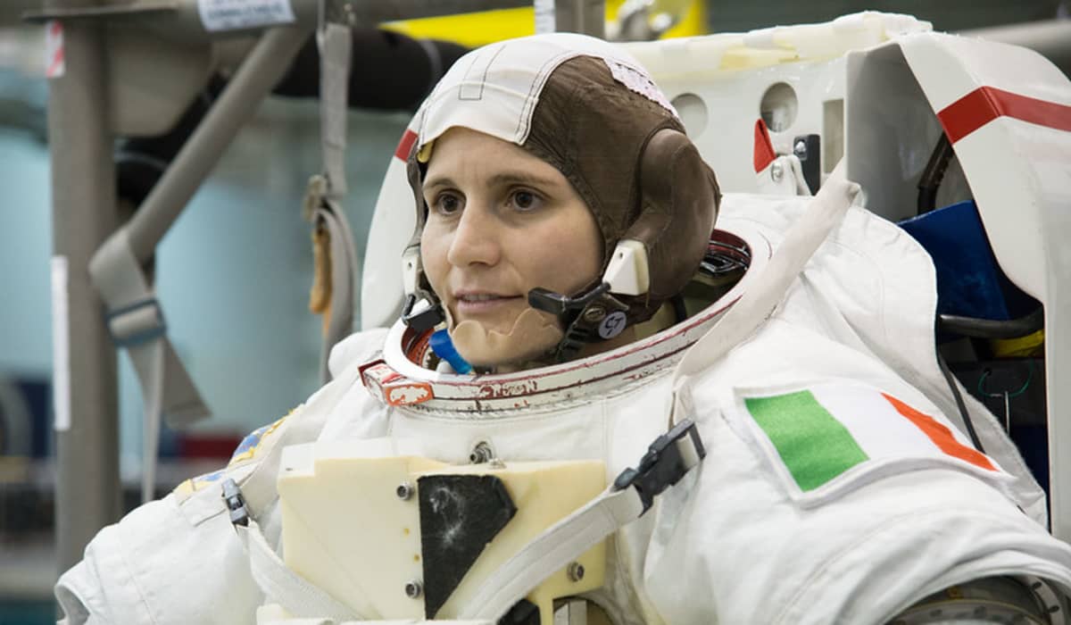 Barbie Kenmerkende rolmodellen ESA-astronaut Samantha Cristoforetti-pop (11,5 inch brunette) met realistisch ruimtepak, cadeau voor 6-jarigen en ouder, GTJ81 : Barbie