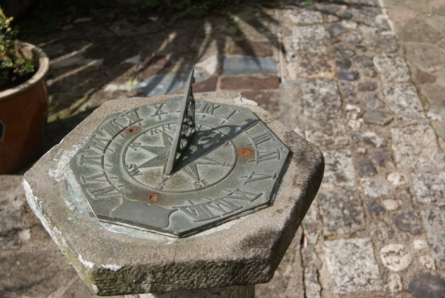 What is a sundial and how does a sundial work? | Twinkl