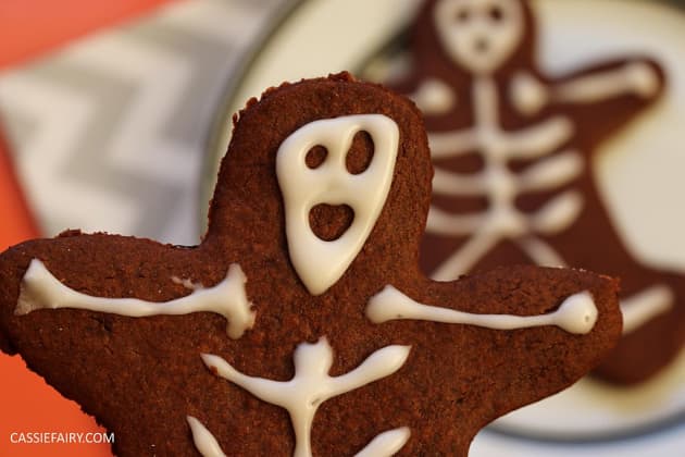 https://images.twinkl.co.uk/tw1n/image/private/t_630_eco/website/uploaded/diy-halloween-cookie-recipe-chocolate-gingerbread-men-skeletons-treat-dessert-pu-1697038262.jpg